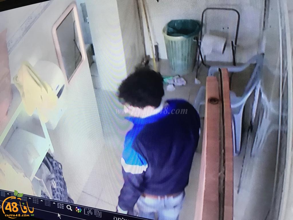  بالفيديو: شاب من خارج يافا يسرق مبلغاً من النقود من جيب أحد المصلين في مسجد الجبلية