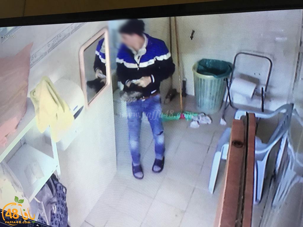  بالفيديو: شاب من خارج يافا يسرق مبلغاً من النقود من جيب أحد المصلين في مسجد الجبلية