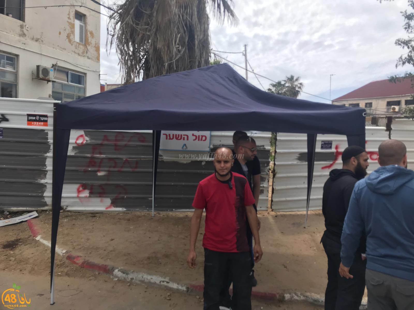 وقف تنفيذ المشروع - شباب مدينة يافا يتصدون لانتهاك حرمة مقبرة الاسعاف 