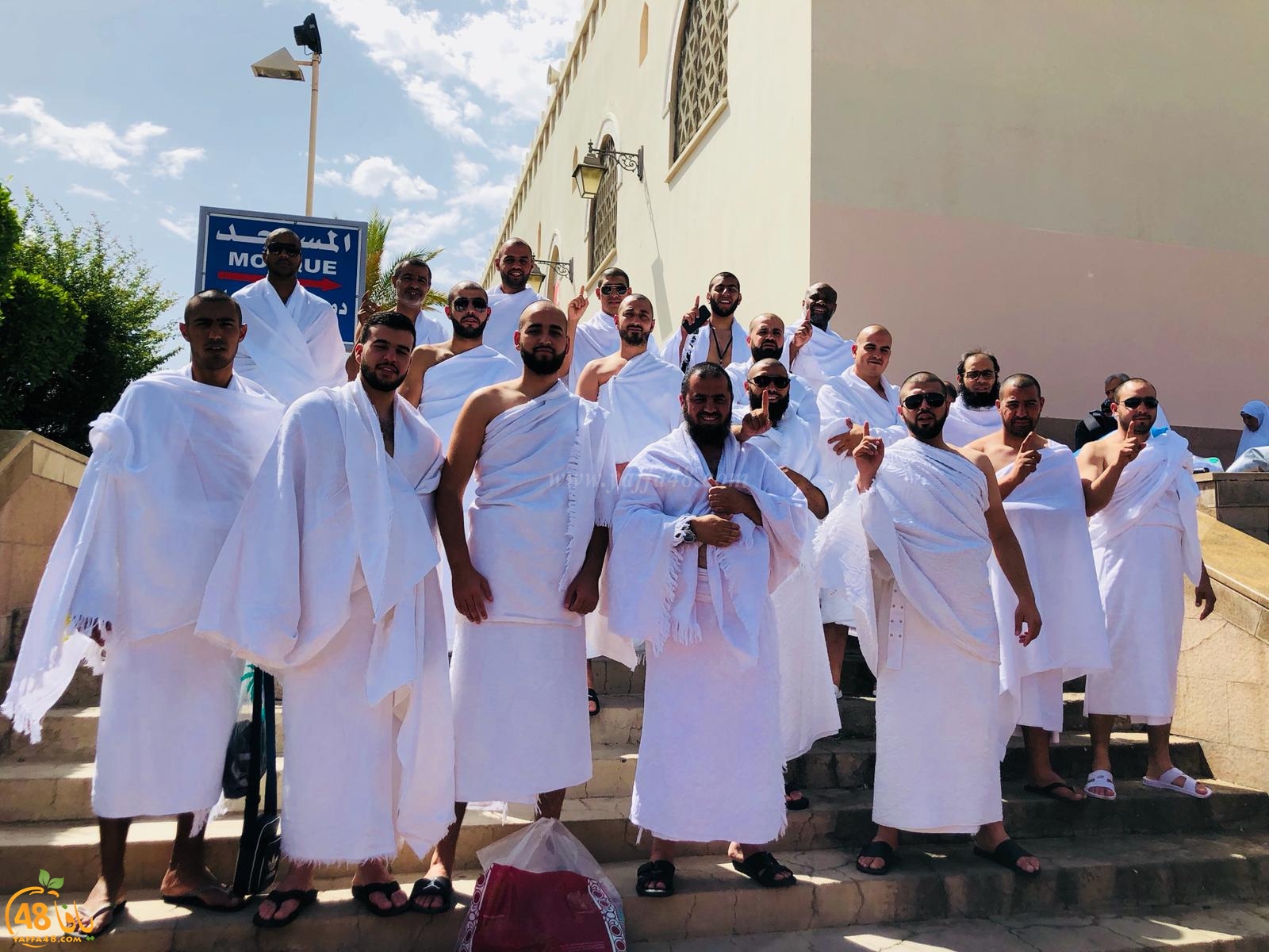 بالصور: معتمرو يافا الشباب يصلون الى مكة المكرّمة لأداء عمرة رمضان 