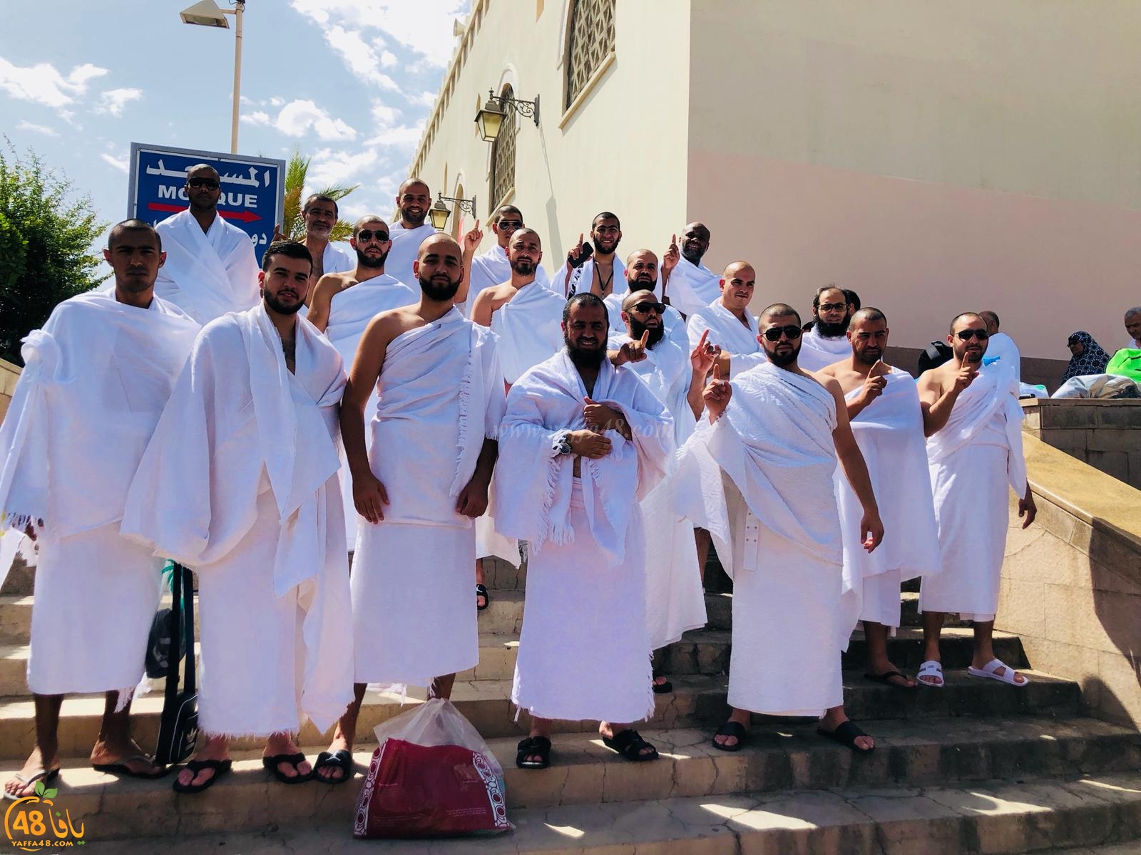 بالصور: معتمرو يافا الشباب يصلون الى مكة المكرّمة لأداء عمرة رمضان 
