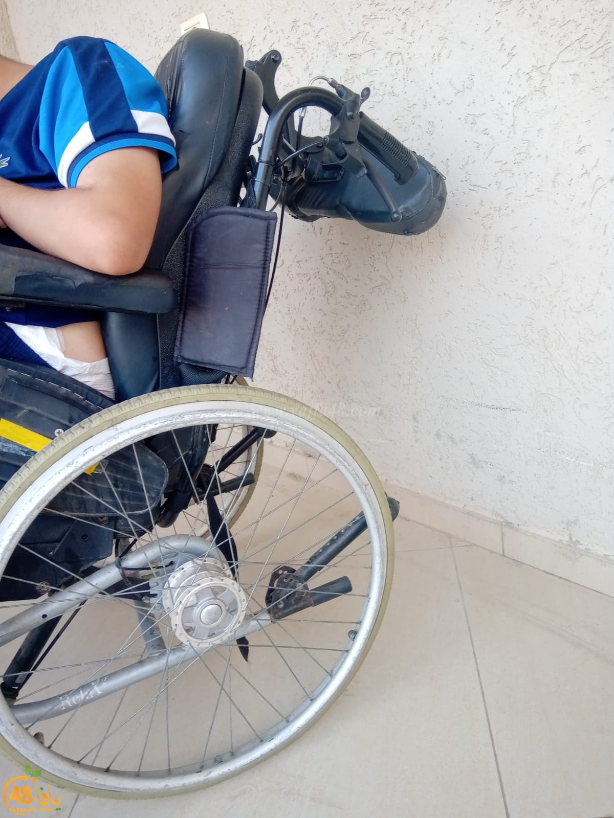 بعد النشر في يافا 48 - يافاوي يتبرّع بكرسي متحرّك للشاب المقعد يوسف حامد من اللد