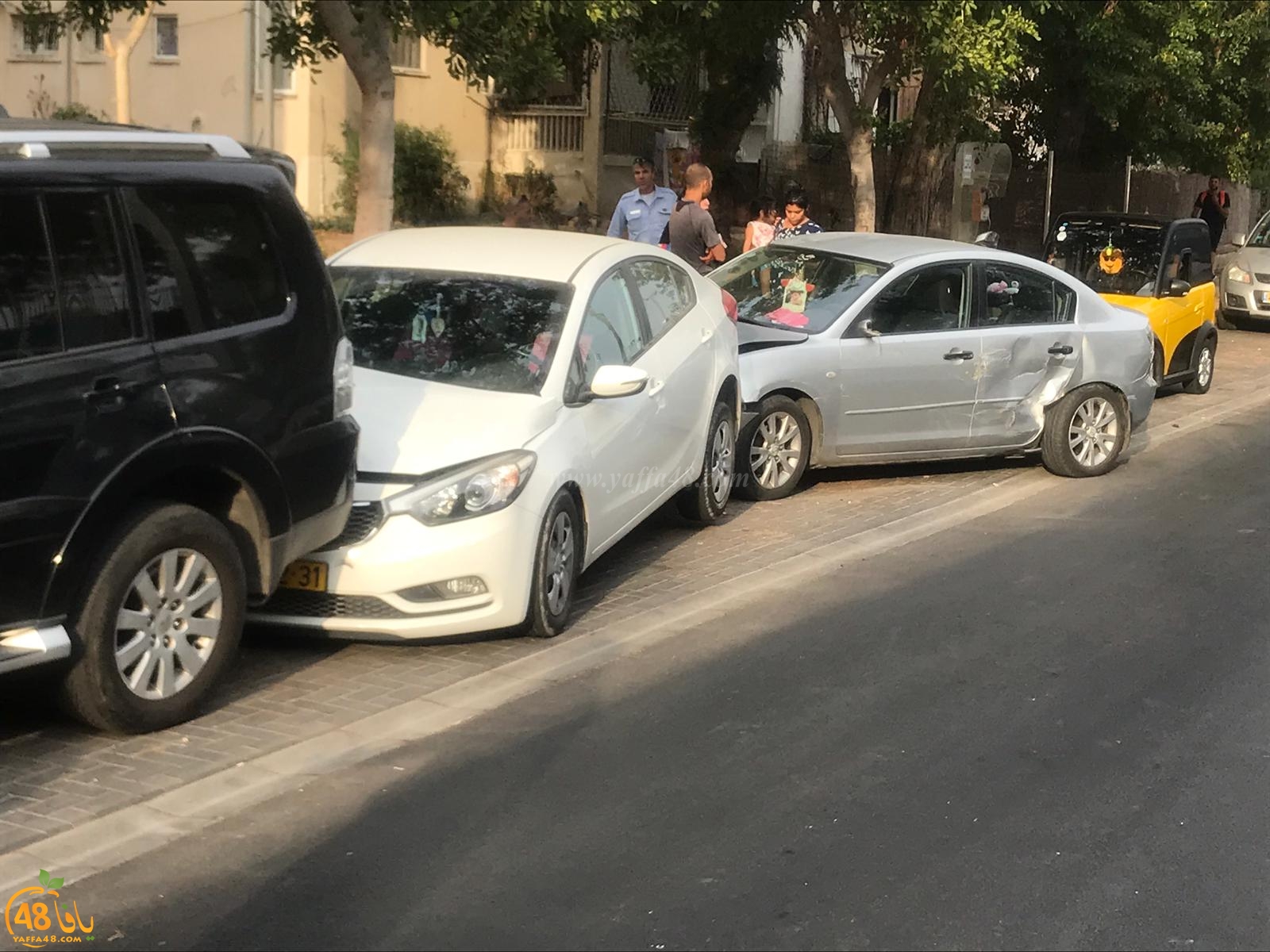 بالصور: شاحنة تصطدم بعدة مركبات في مدينة يافا دون اصابات