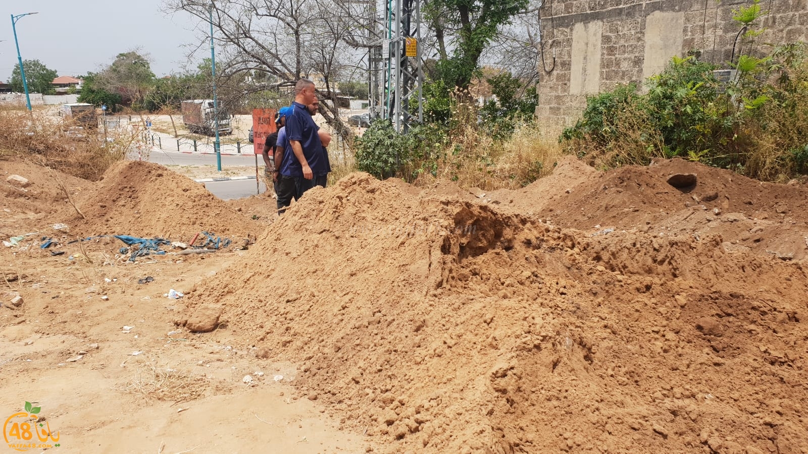  بالصور: إصابة عاملين دُفنا تحت التراب في مدينة اللد 