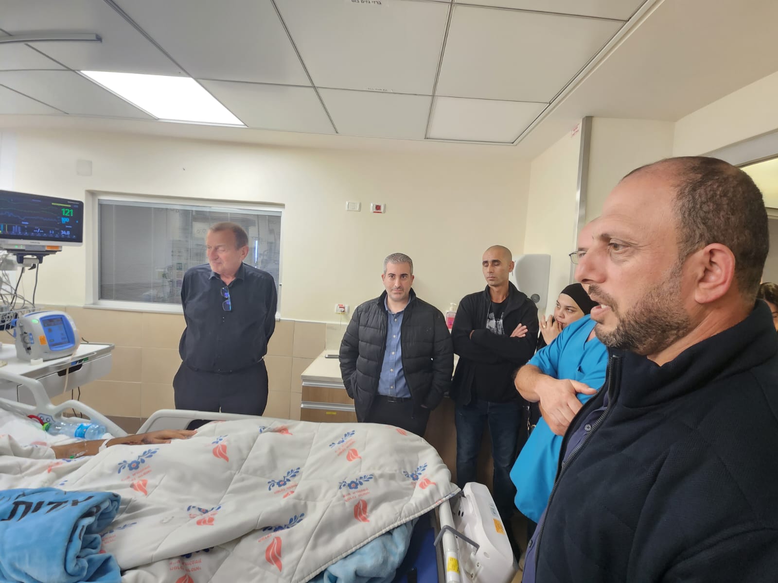 وفد من بلدية تل أبيب في عيادة الشاب خالد غراب ضحية إصابته بشظايا صاروخ الأسبوع الماضي