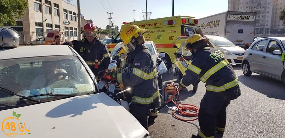  بالصور: طواقم الانقاذ تعمل على تخليص سائق بعد حادث طرق باللد