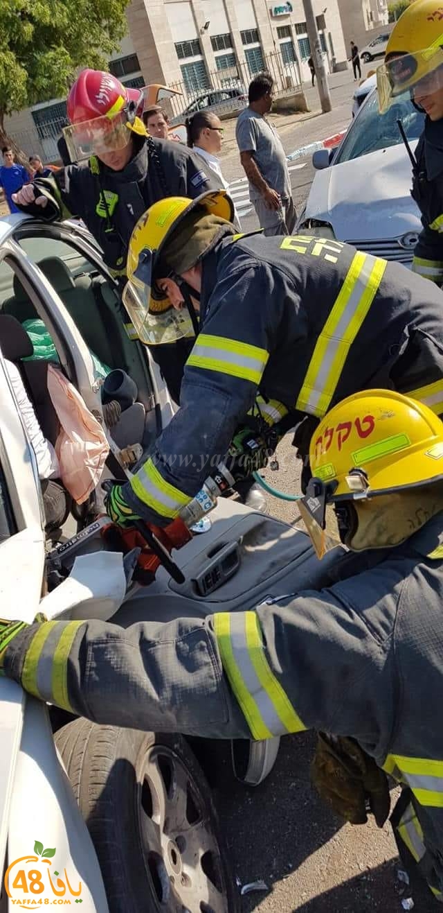  بالصور: طواقم الانقاذ تعمل على تخليص سائق بعد حادث طرق باللد
