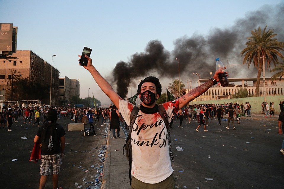 العراق: ضحايا التظاهرات تجاوز 100 قتيل، ووسط بغداد تحوّل لساحة حرب
