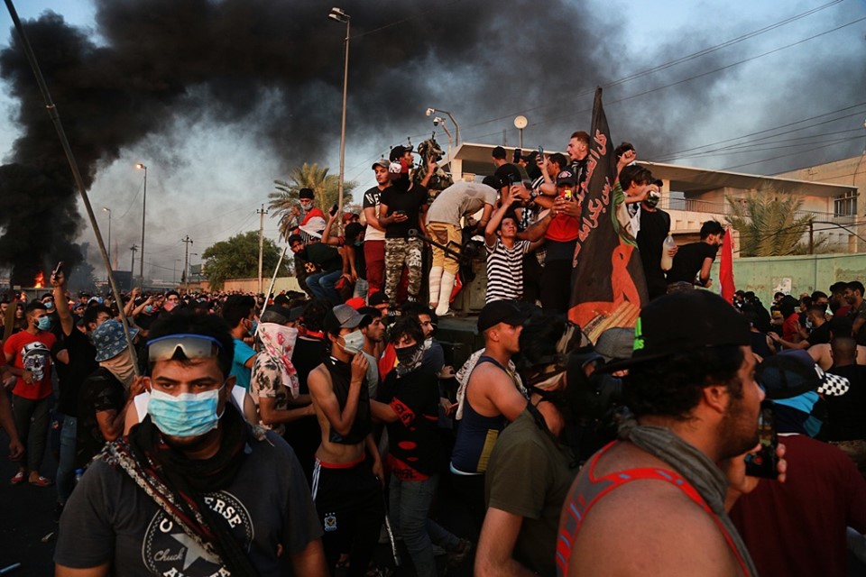 العراق: ضحايا التظاهرات تجاوز 100 قتيل، ووسط بغداد تحوّل لساحة حرب