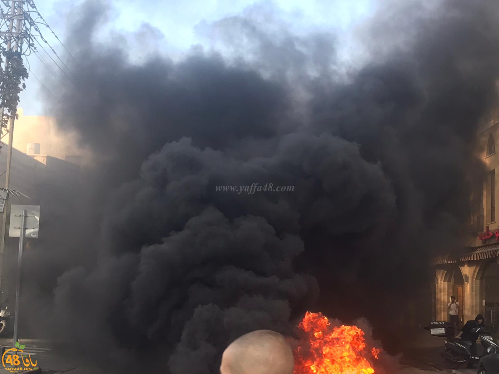  فيديو: اشعال اطارات واغلاق شارع ييفت احتجاجاً على عنف الشرطة