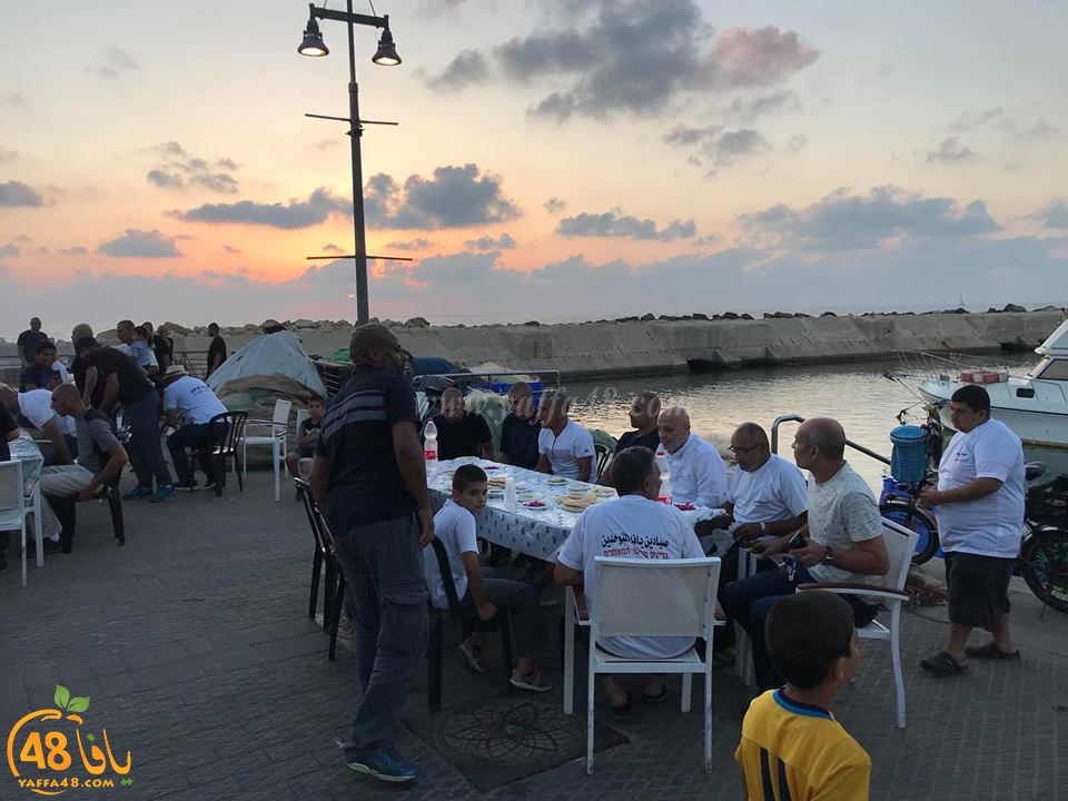 بالصور: لجنة الصيادين تُنظم افطاراً جماعياً في ميناء يافا 