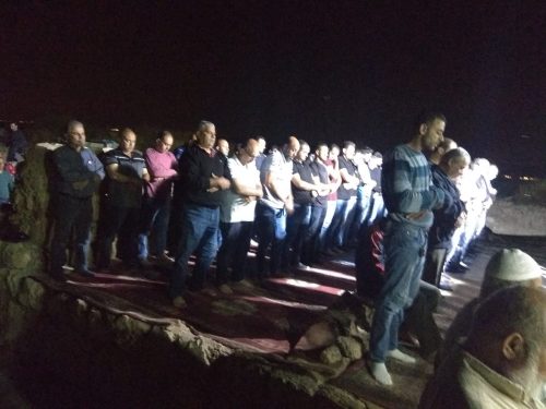 مداهمة مسجد صرفند ومصادرة لوازمه ومصلون يؤدون الصلوات على أنقاضه