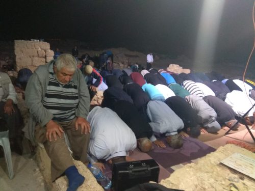 مداهمة مسجد صرفند ومصادرة لوازمه ومصلون يؤدون الصلوات على أنقاضه