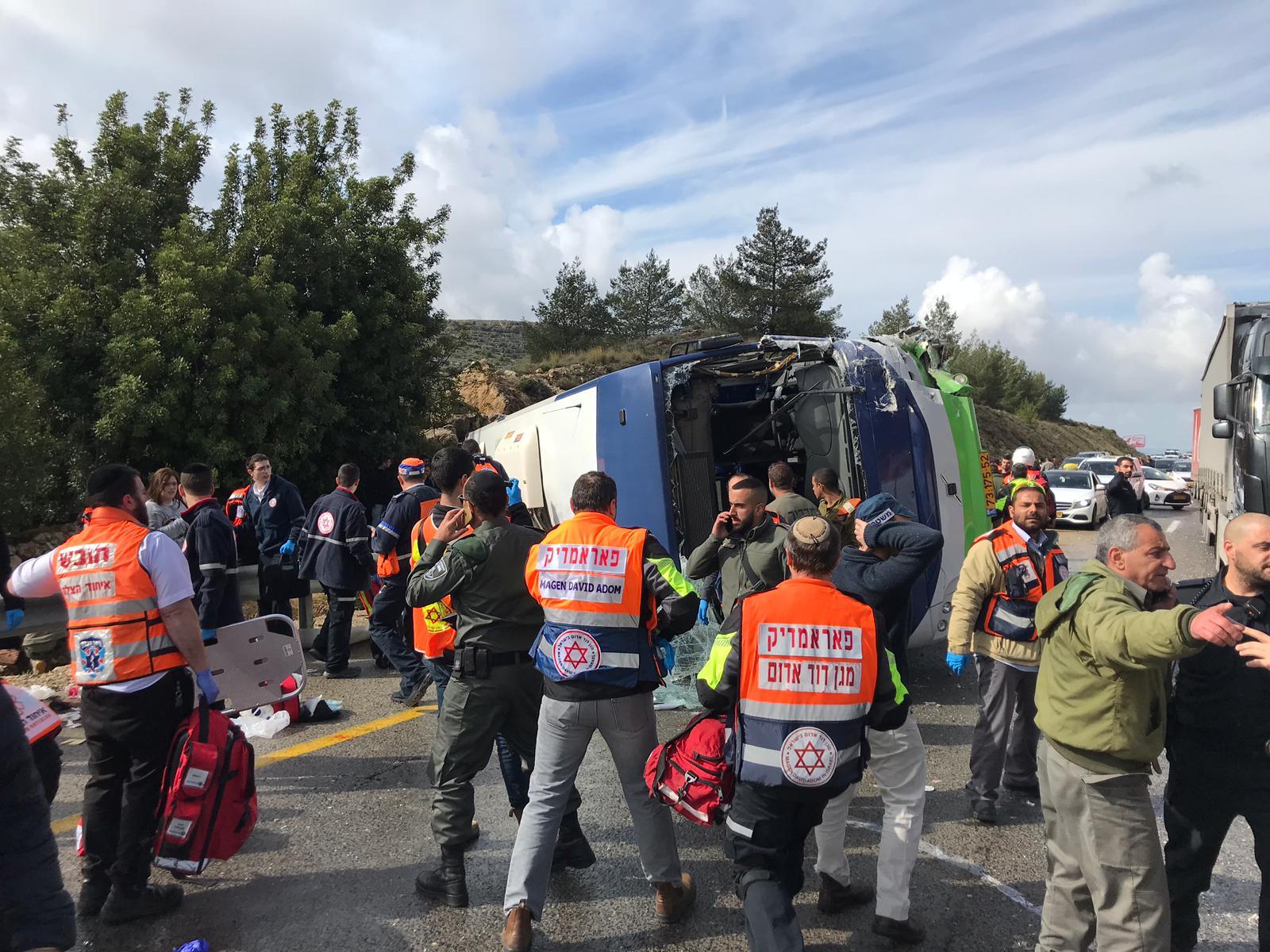 مصرع شخصين و43 إصابة بينها خطيرة بانقلاب حافلة ركاب قرب القدس