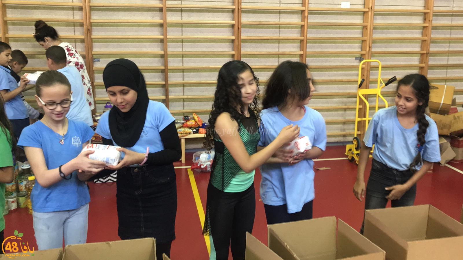 بالفيديو: طلاب المدارس الابتدائية بيافا يشاركون بتحضير الطرود الغذائية لجمعية يافا