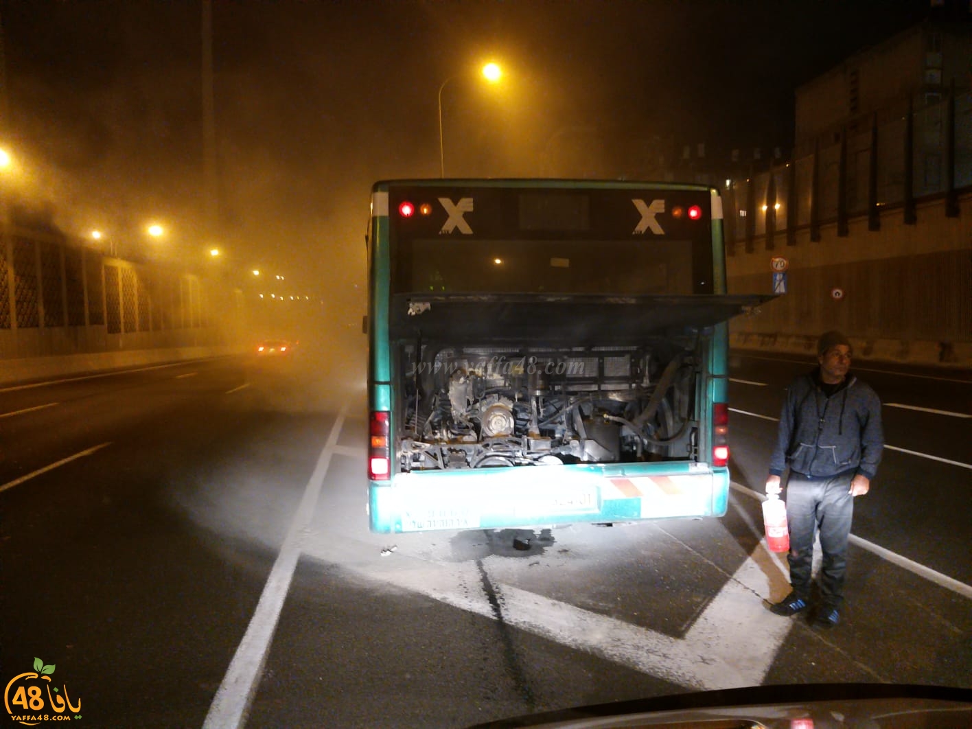  اشتعال النيران في حافلة قرب مفرق فولفسون جنوب يافا 