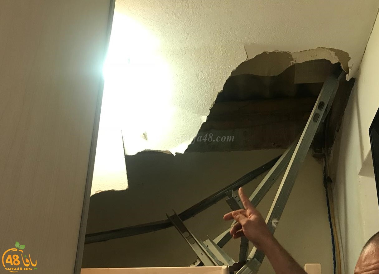 بالفيديو: انهيار سقف شقة سكنية بيافا وبلطف من الله لم تقع الكارثة  
