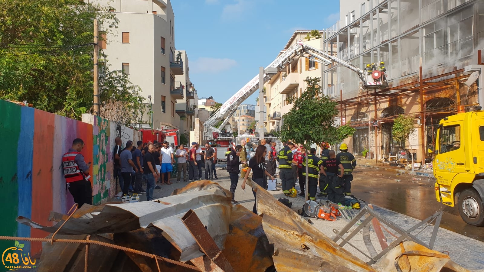 فيديو: مخاوف من انهيار مبنى اثر احتراقه بيافا وأنباء غير مؤكدة عن محتجزين