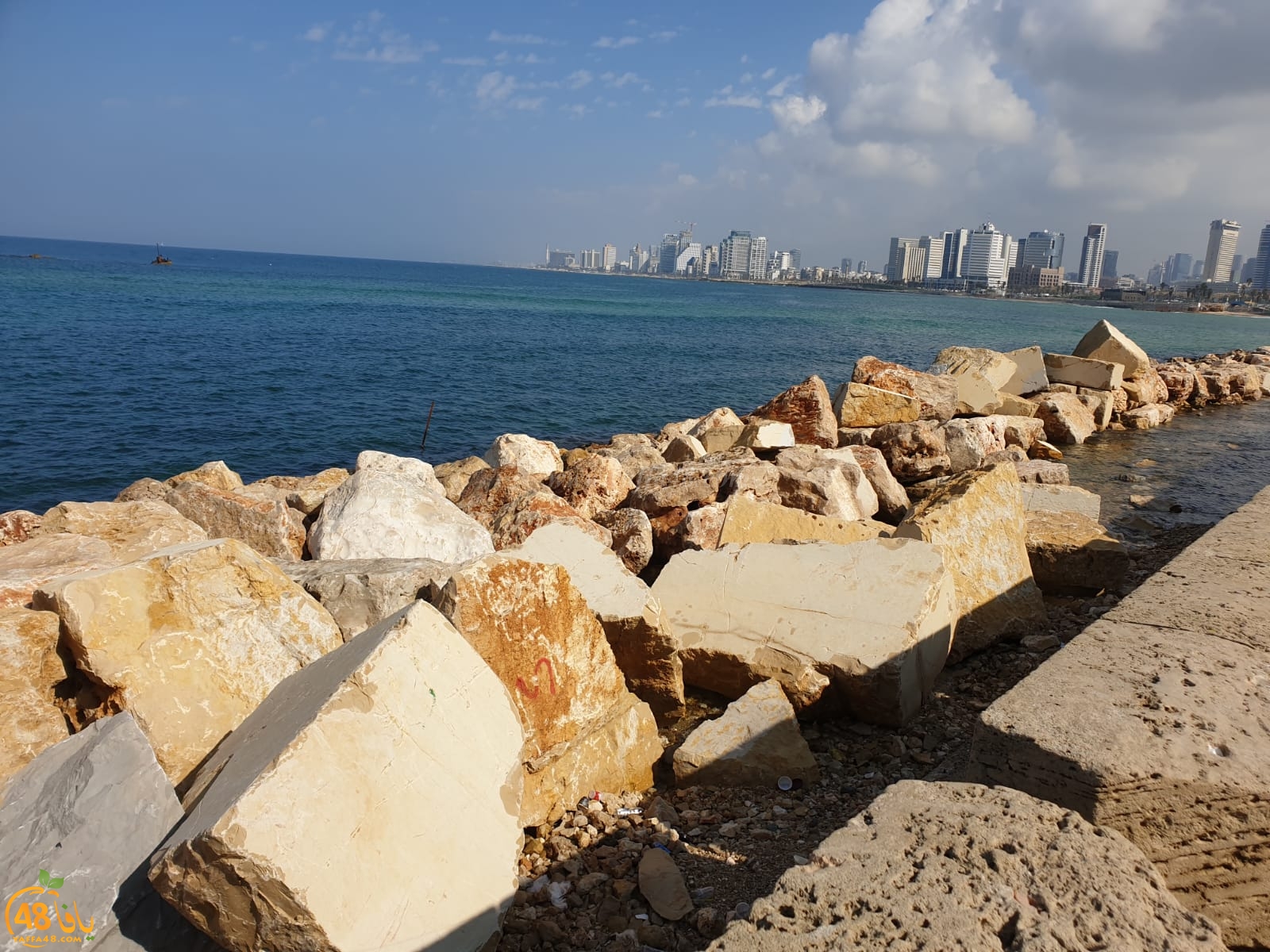  فيديو: وضع صخور ومتاريس على مدخل ميناء يافا الشمالي