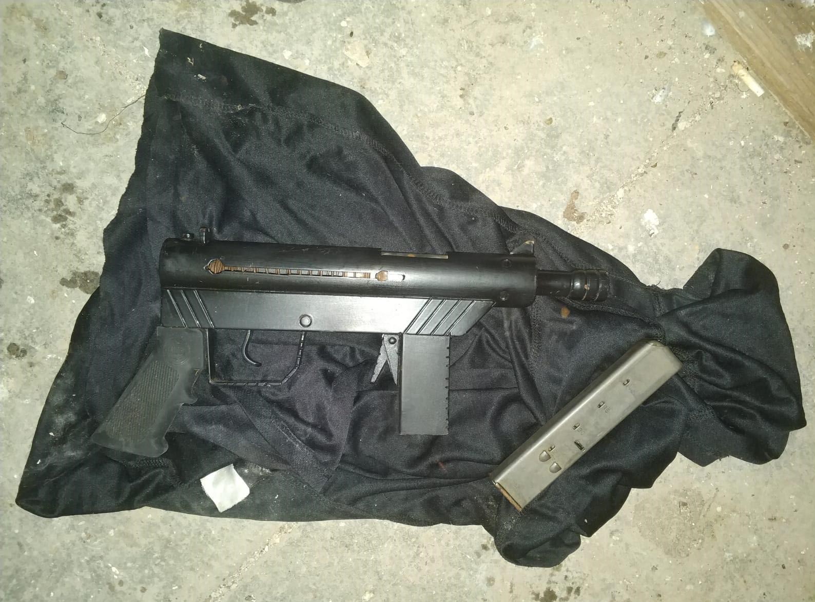 الشرطة: العثور على قطعة سلاح من نوع كارل جوستاف واعتقال مشتبه بيافا
