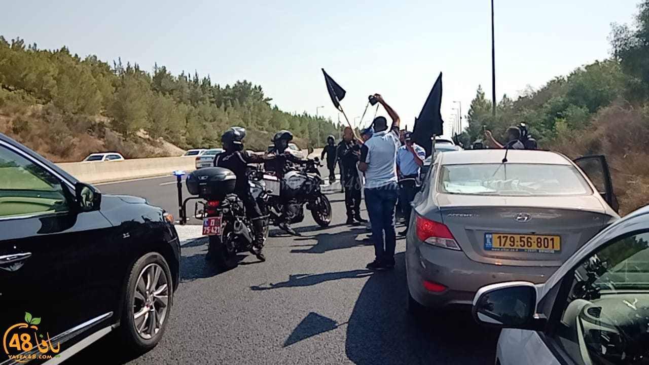 مسيرة السيارات تواصل طريقها الى القدس وتعرقل حركة السير في شارع 6 احتجاجاً على العنف