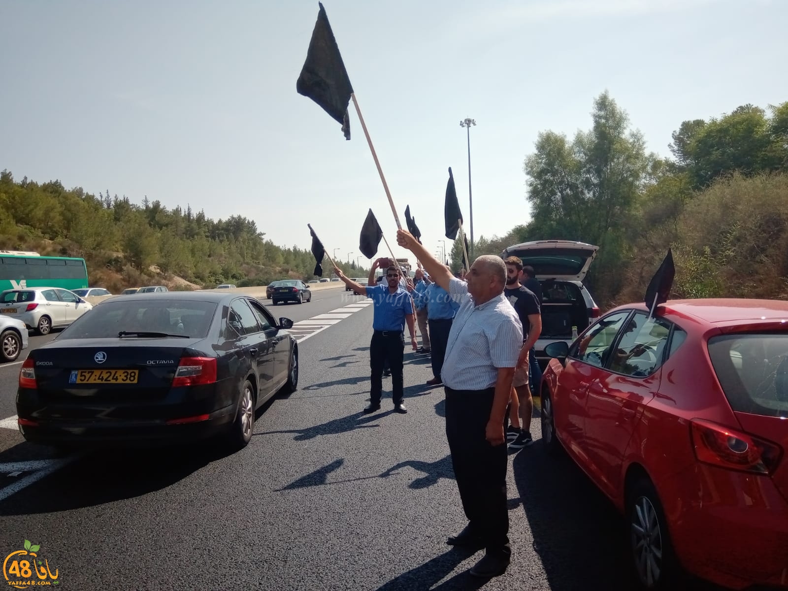 مسيرة السيارات تواصل طريقها الى القدس وتعرقل حركة السير في شارع 6 احتجاجاً على العنف