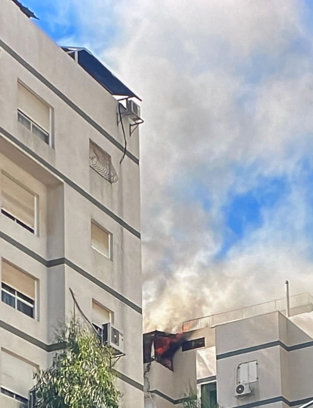 اللد: حريق في شقّة على الطابق التاسع والاطفائية تهرع للمكان 