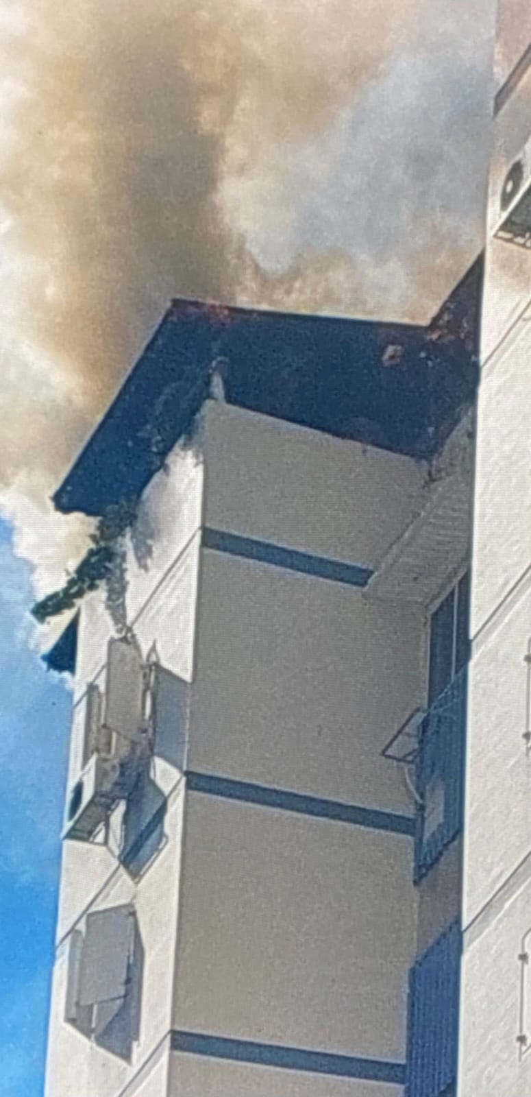 اللد: حريق في شقّة على الطابق التاسع والاطفائية تهرع للمكان 