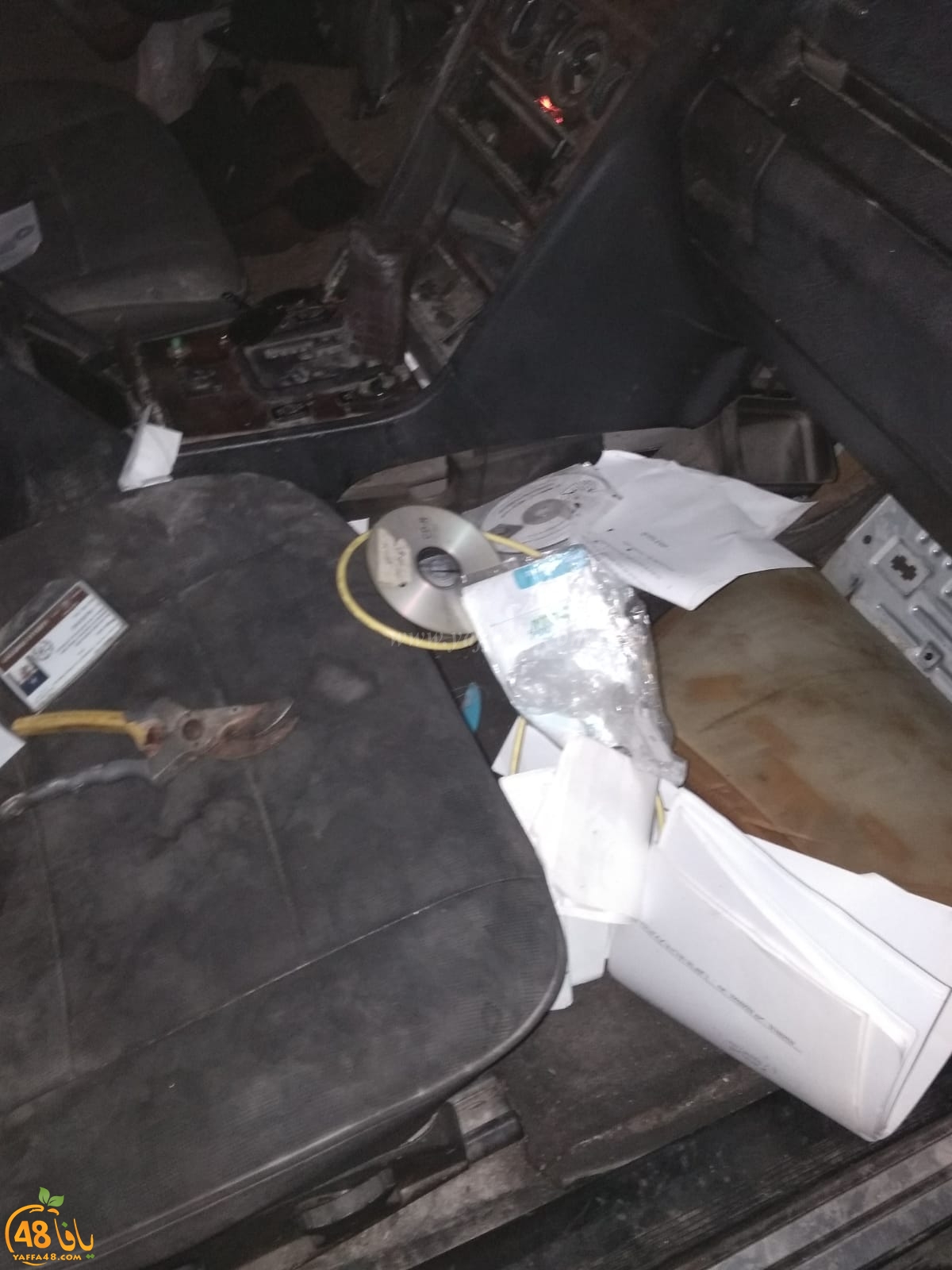  بالصور: الشرطة تُعيث فساداً في سيارة أحد المواطنين بيافا بحجة البحث عن ممنوعات