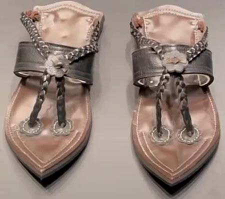 عرض نسخة من حذاء الرسول الكريم في المملكة العربية السعودية 