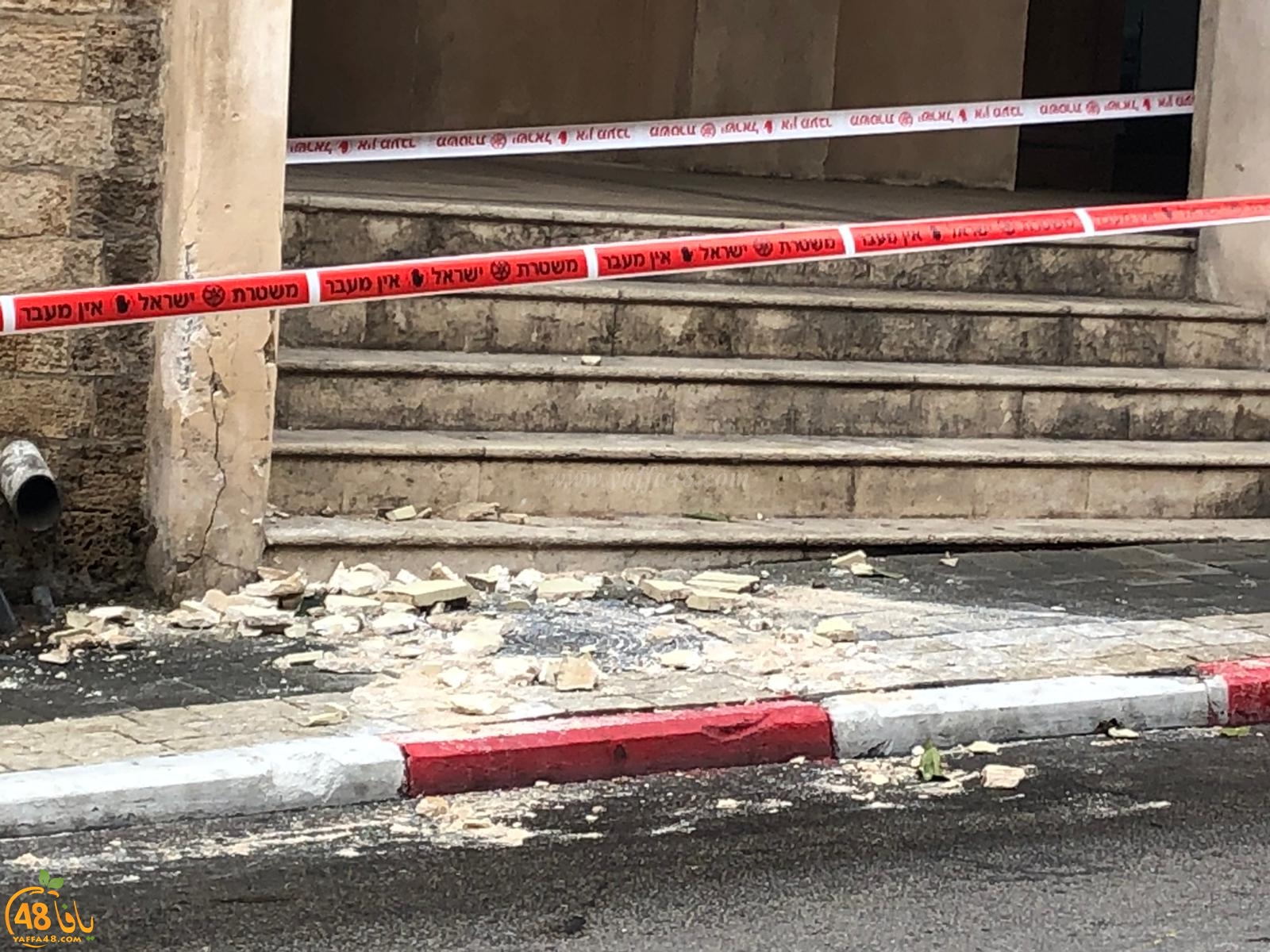  بسبب الرياح - انهيار أجزاء من شرفة أحد المنازل في يافا