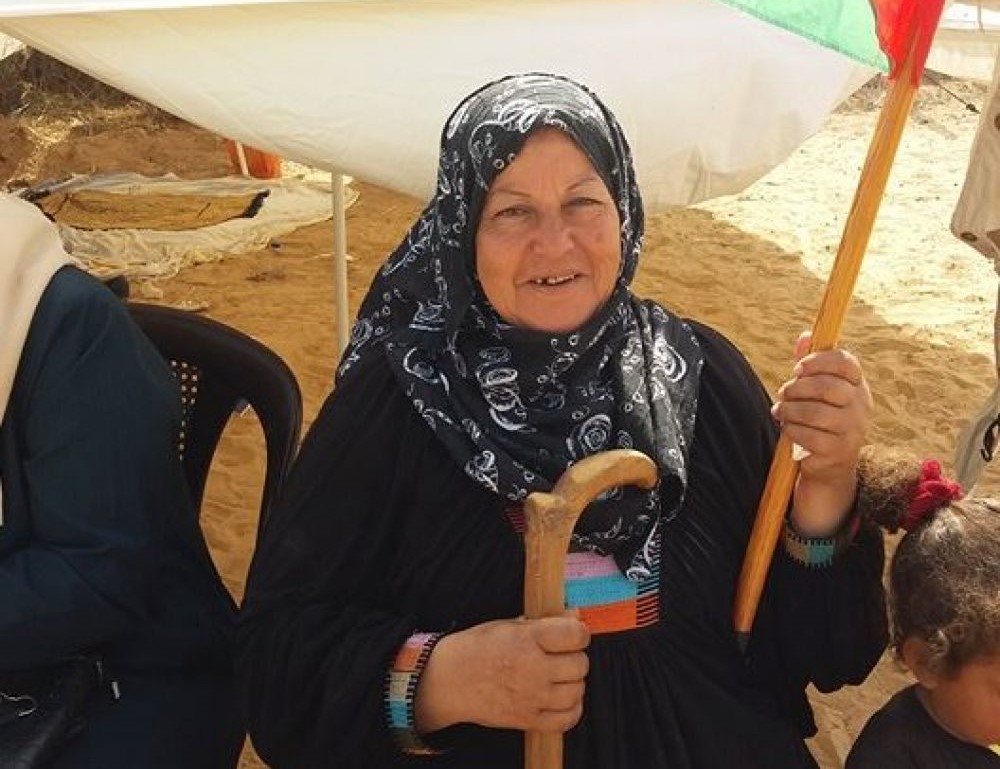 عاشقة يافا الحاجة أم سمير الحديدي تُرابط على حدود غزة بانتظار العودة ليافا