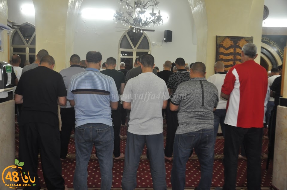 بالصور: شعائر صلاة التراويح من مسجد الجبلية بيافا وجمعية يافا توزّع قمصان على المصلين 