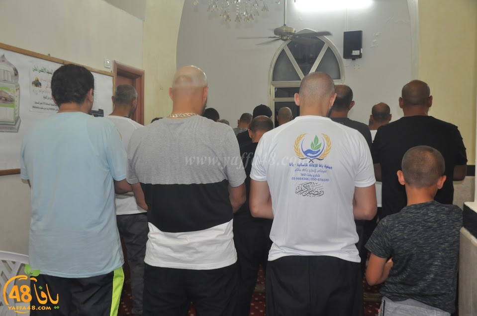 بالصور: شعائر صلاة التراويح من مسجد الجبلية بيافا وجمعية يافا توزّع قمصان على المصلين 