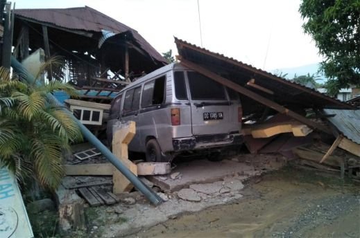 384 قتيلا وخراب هائل اثر زلزال ضرب إندونيسيا وأعقبه تسونامي