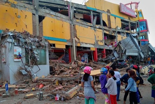 384 قتيلا وخراب هائل اثر زلزال ضرب إندونيسيا وأعقبه تسونامي