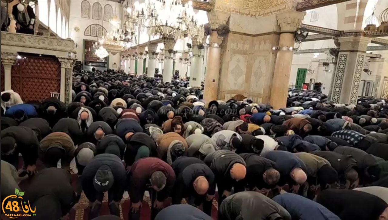 الآلاف يؤدون صلاة الفجر في المسجد الأقصى المبارك