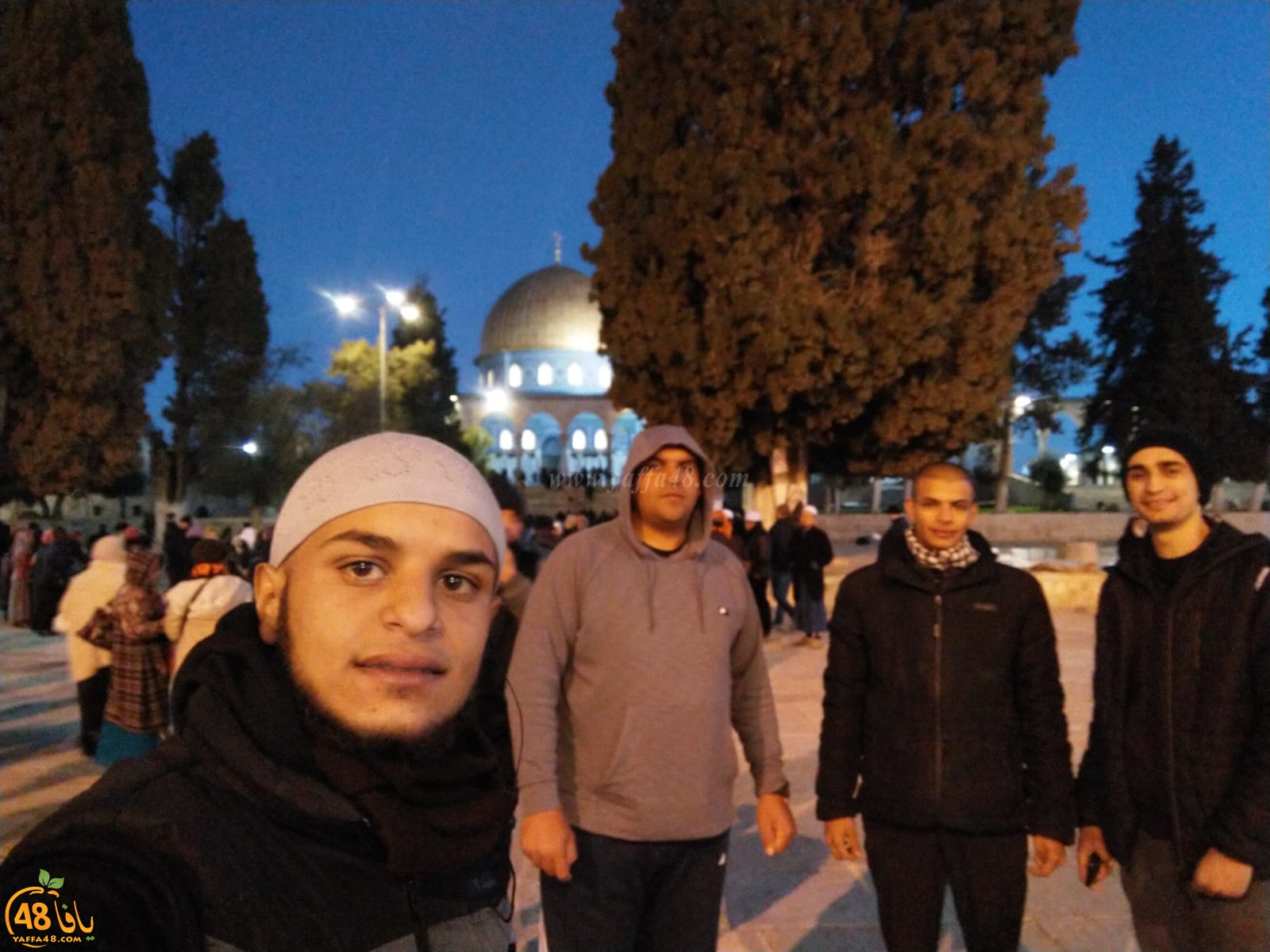  بالصور: شباب يافا، اللد والرملة يجتمعون لصلاة الفجر في الأقصى المبارك