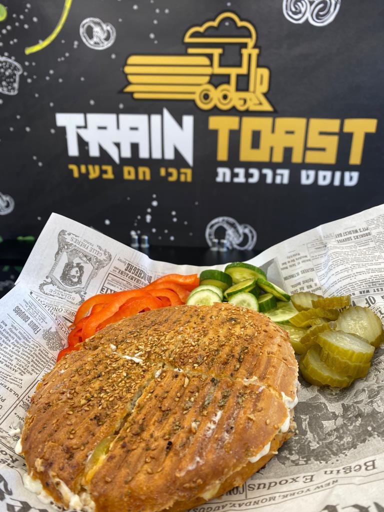 جديد في يافا: توست القطار .. ألذّ ساندويشات التوست بأيدٍ يافاوية
