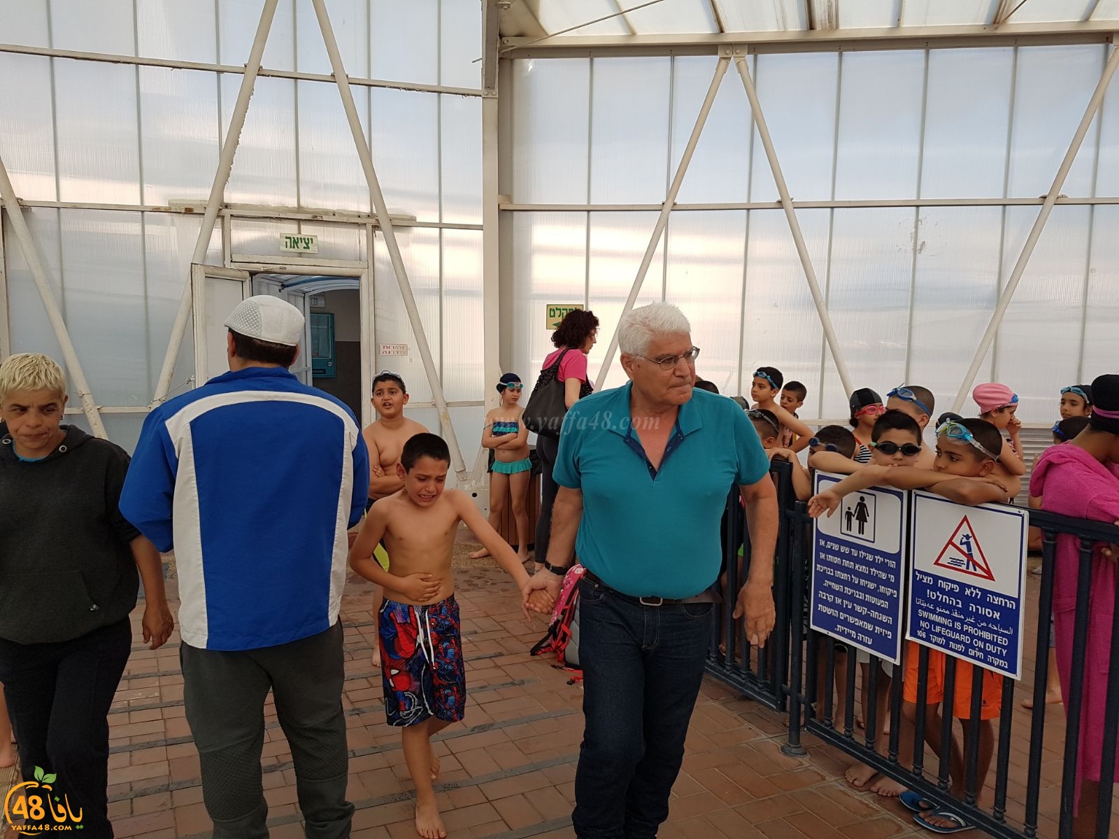 بالصور: المركز الجماهيري بيافا يفتتح دورة السباحة للاطفال وسط اقبال كبير 