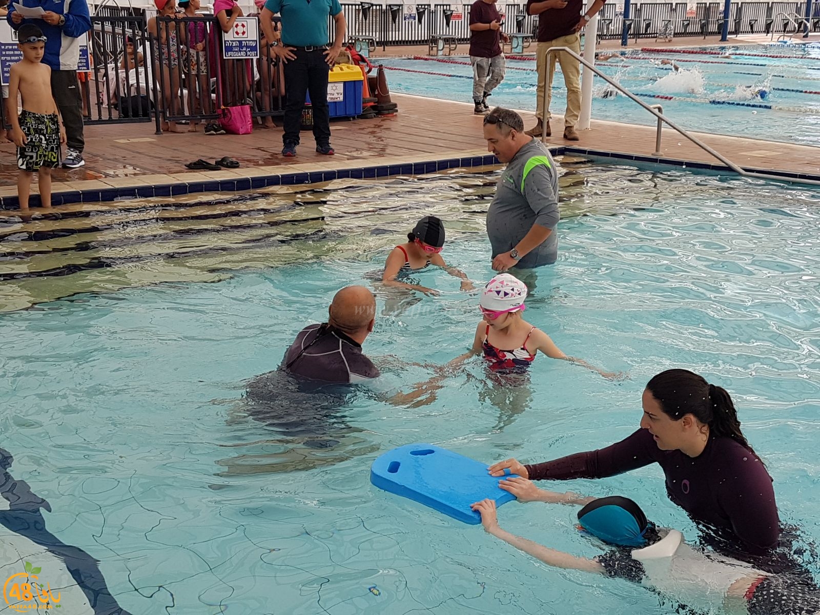 بالصور: المركز الجماهيري بيافا يفتتح دورة السباحة للاطفال وسط اقبال كبير 