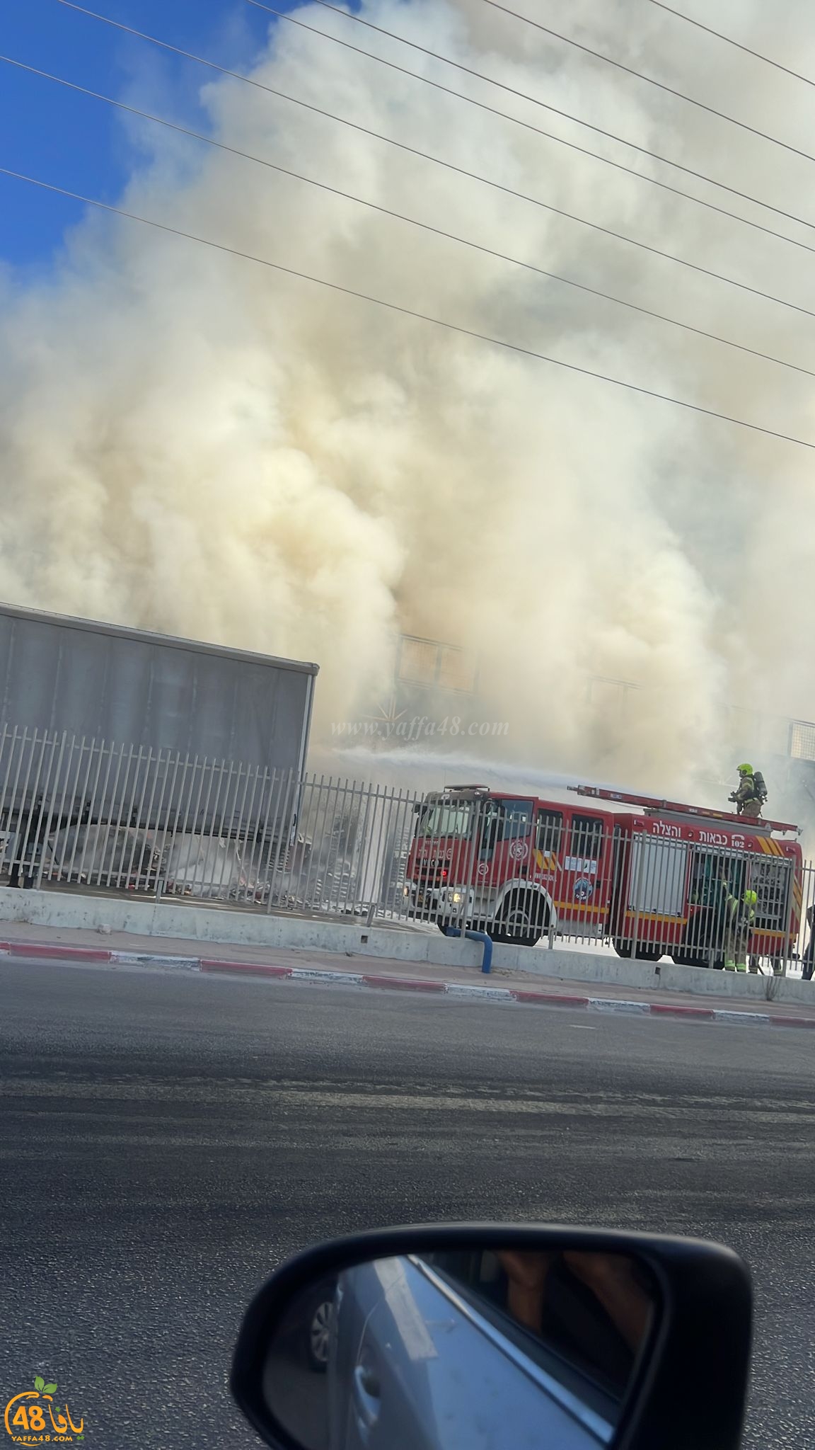 اللد: طواقم الإطفائية تعمل على إخماد حريق وسط المدينة