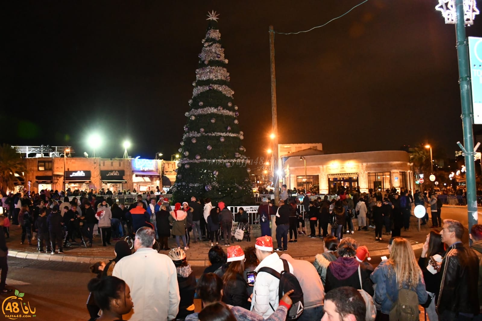  صور: إضاءة شجرة عيد الميلاد المجيد في يافا بمشاركة حشود غفيرة 