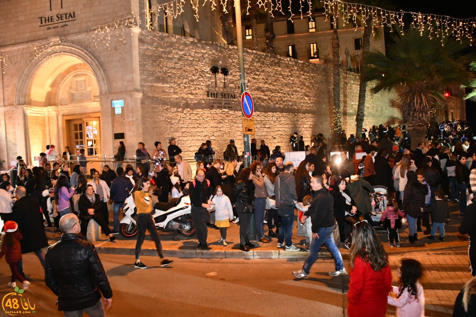  صور: إضاءة شجرة عيد الميلاد المجيد في يافا بمشاركة حشود غفيرة 