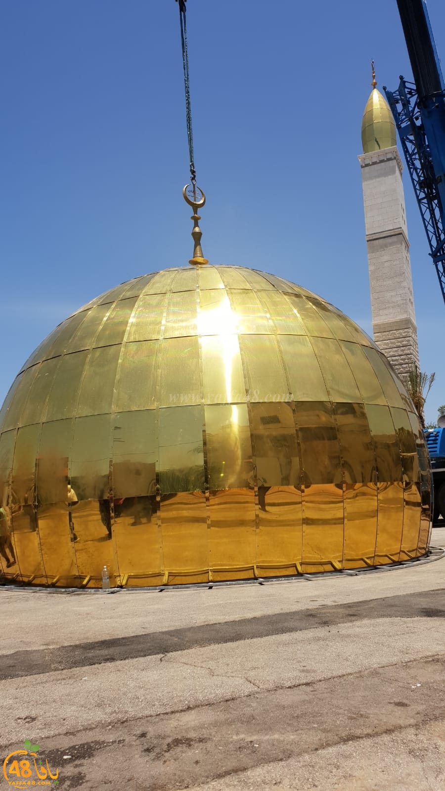 بالصور: رفع القبة الذهبية لمسجد النور في مدينة اللد 
