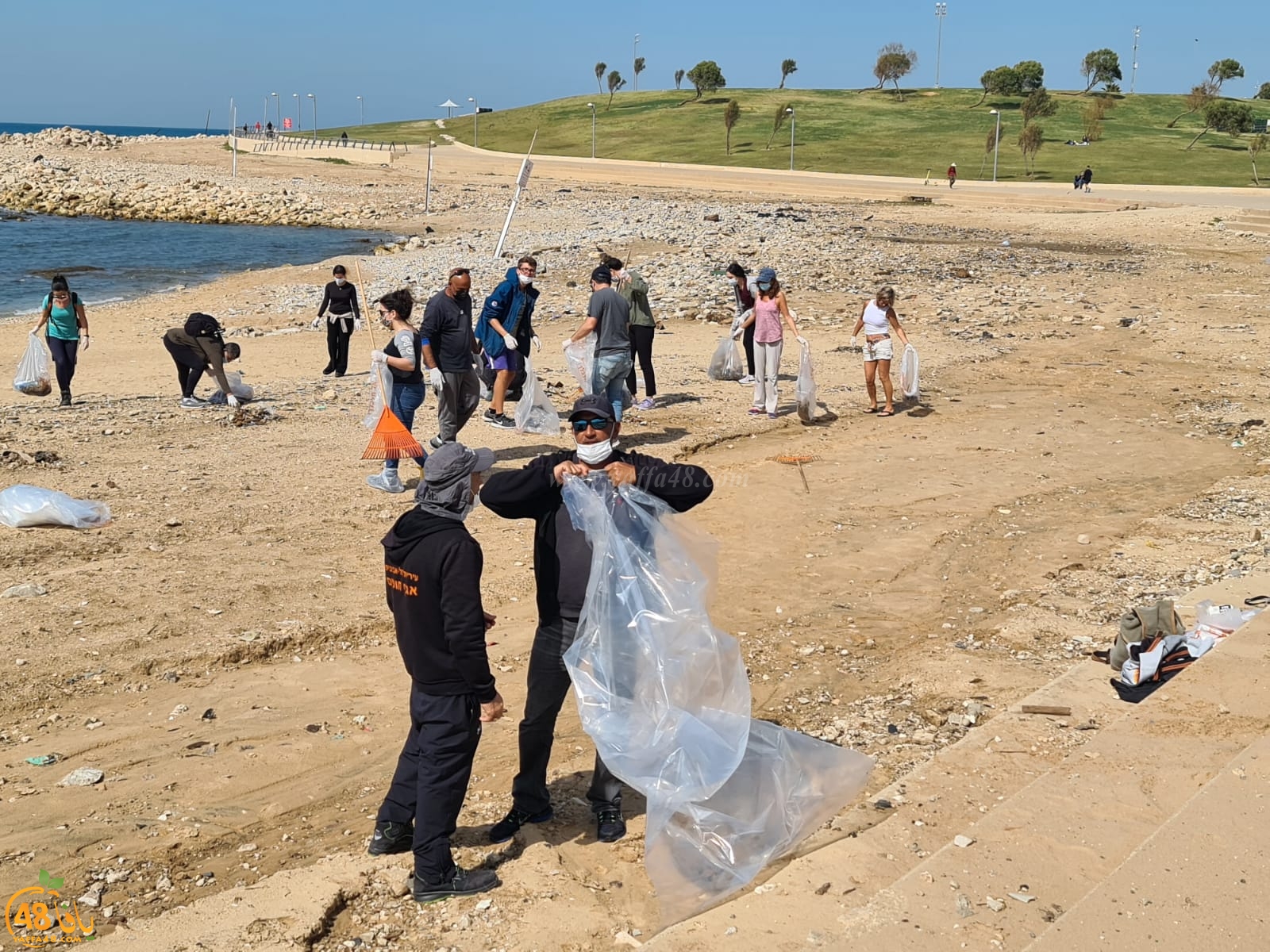 فيديو: حملة لتنظيف شواطئ يافا بعد تلوّثها بكميات من مادة الزفت والقطران