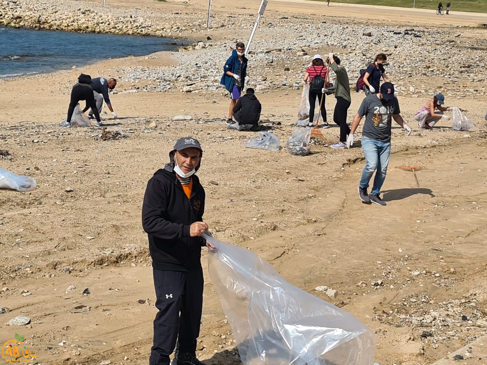 فيديو: حملة لتنظيف شواطئ يافا بعد تلوّثها بكميات من مادة الزفت والقطران