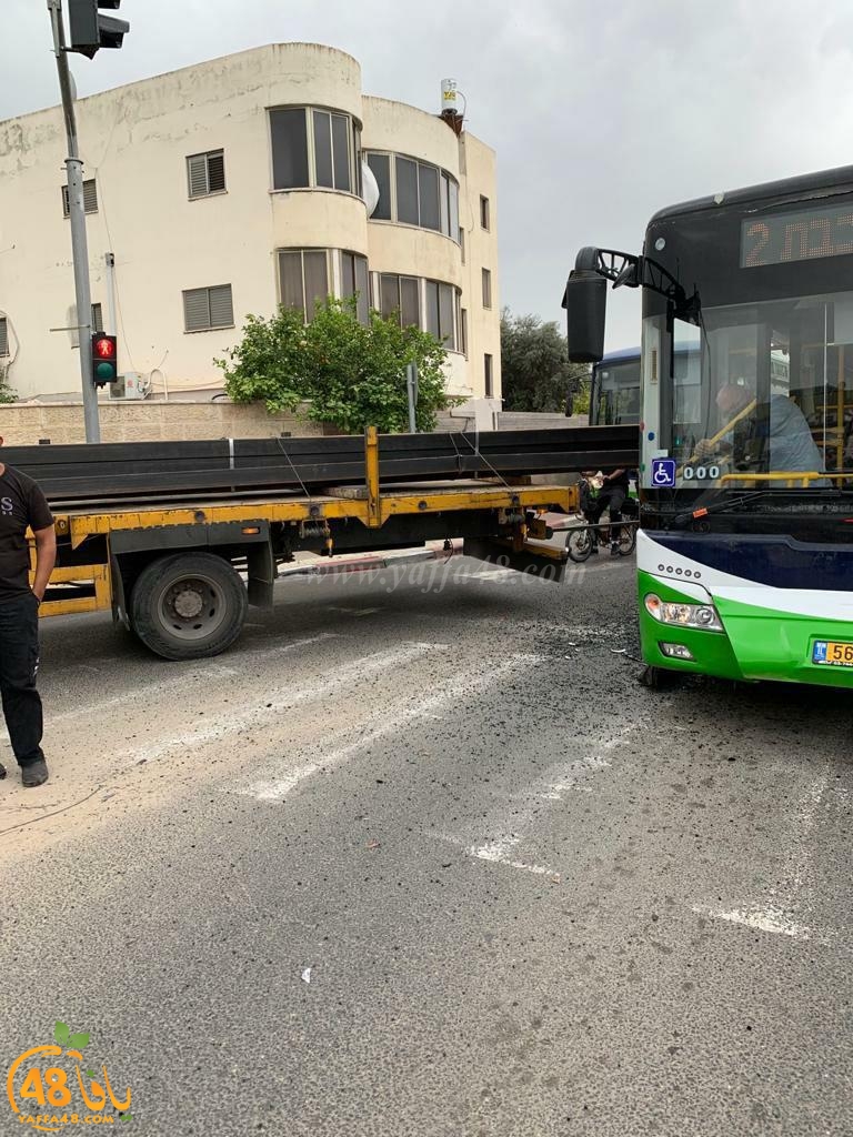  اللد: حادث طرق بين حافلة وشاحنة دون اصابات