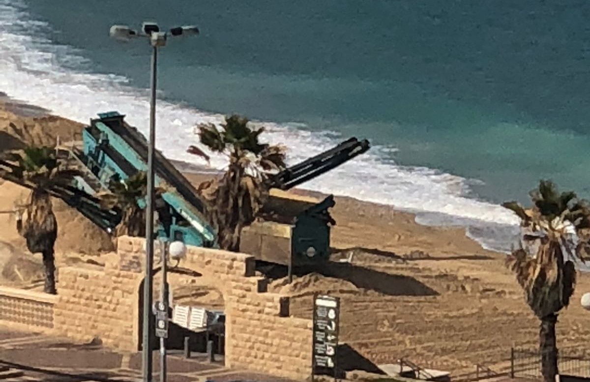 فيديو: عمليات تنظيف على شاطئ يافا تمهيداً لافتتاح موسم السباحة 