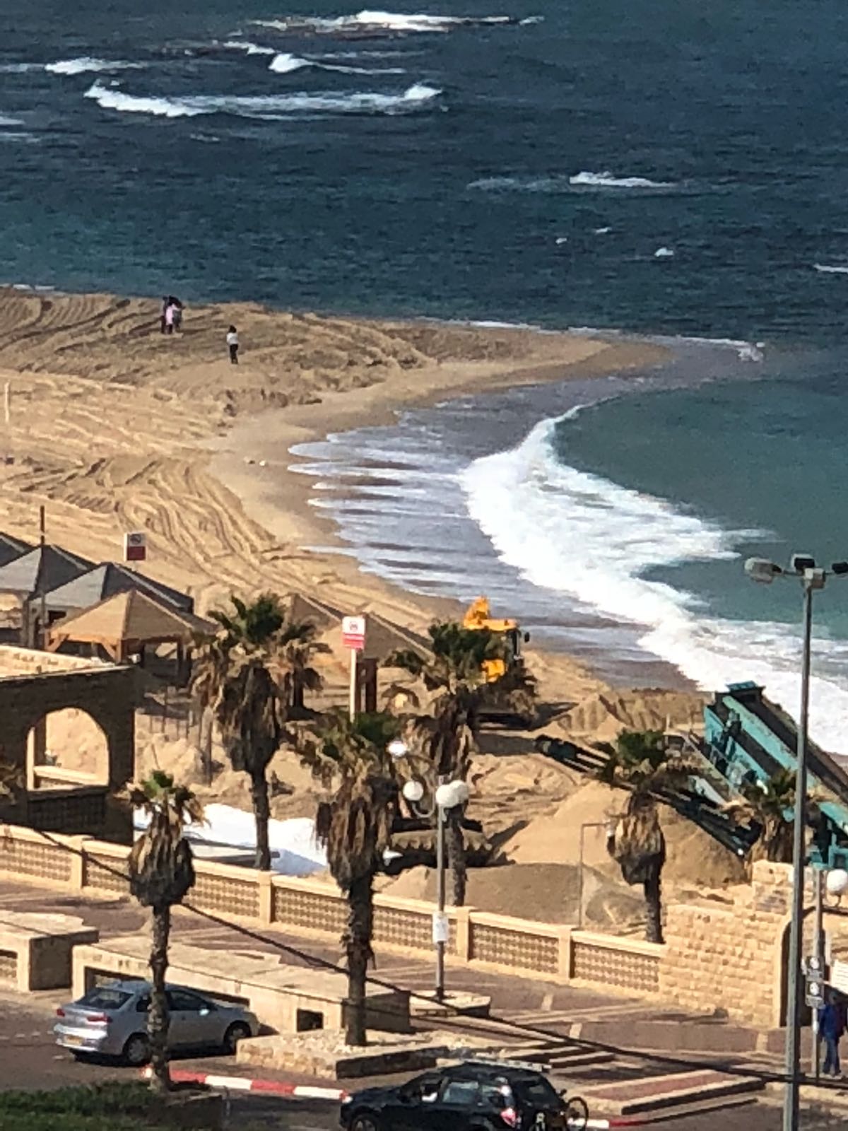 فيديو: عمليات تنظيف على شاطئ يافا تمهيداً لافتتاح موسم السباحة 